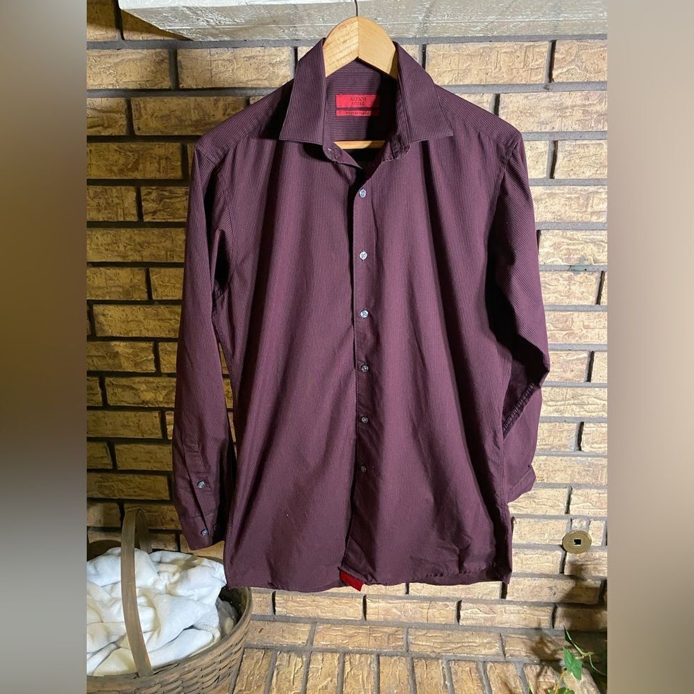 Red button down‎
